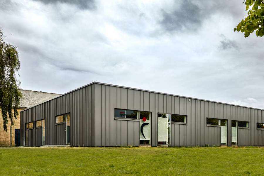 Therapiehaus für Physiotherapie in Skjern mit dunkelsilber Stahl-Fassadenverkleidung